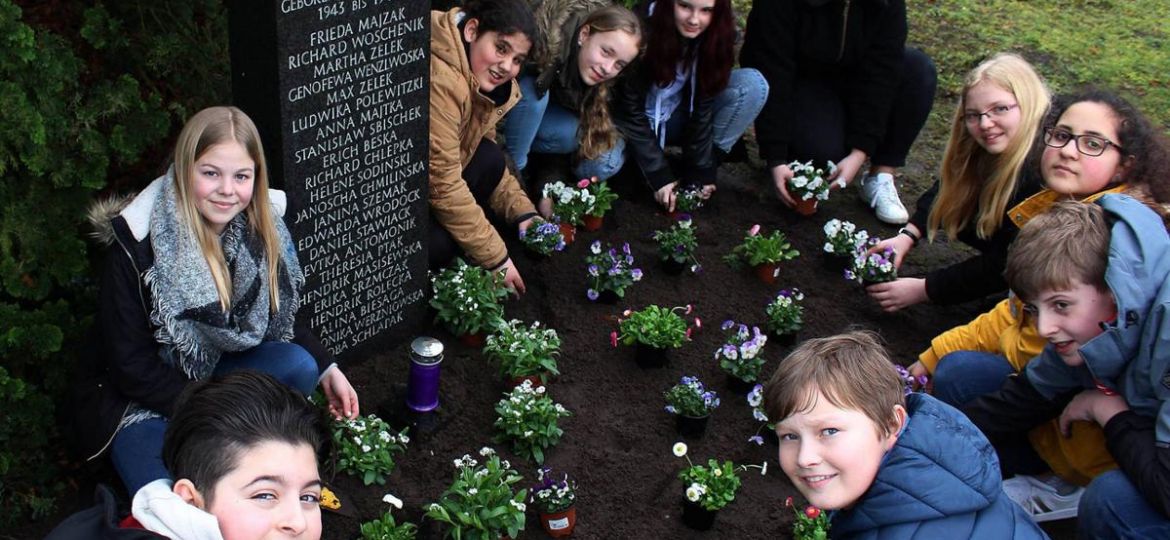 780562368-511d6fc6-74b8-489a-a400-930f55010c2b-REee