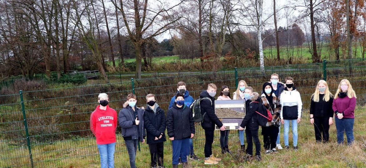 24493724-gleich-hinter-dem-zaun-liegt-das-regenrueckhaltebeckenbiotop-hier-soll-das-artenerhalt