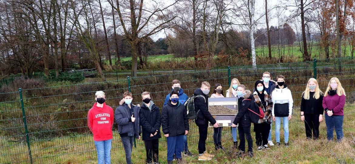 24493724-gleich-hinter-dem-zaun-liegt-das-regenrueckhaltebeckenbiotop-hier-soll-das-artenerhaltende-insektenhotel-hin-P2WG