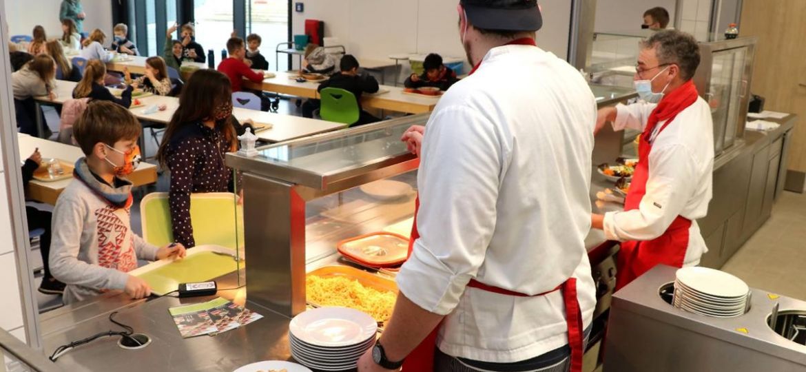 27615255-gut-angenommen-wird-die-mensa-der-oberschule-bezahlt-wird-bargeldlos-mit-einem-chip-und-genauso-laeuft-es-in-der-kommenden-wochen-ab-wenn-am-montag-O6ee