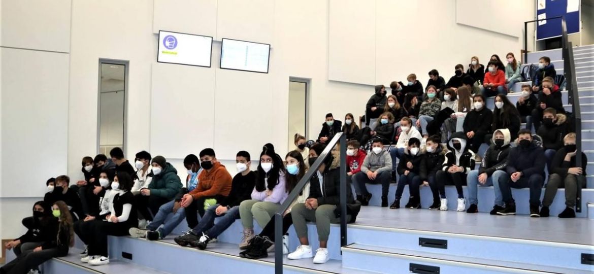 27984271-was-sich-in-diesem-besonderen-fall-hinter-der-abkuerzung-lol-verbirgt-naemlich-lernen-ohne-lehrer-erfuhren-die-jungen-damen-und-herren-aus-den-RBef