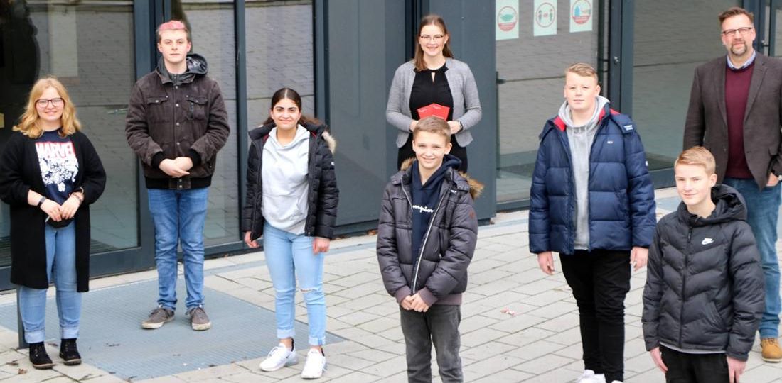 28107133-die-erfolgreichen-jungen-boersenhaendler-und-ihre-unterstuetzer-li-jo-anna-hepperle-jonathan-weigele-beyonce-tavan-jannes-schierloh-vorn-katharina-NIef