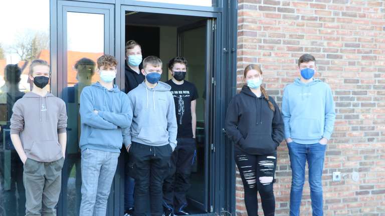 28416001-im-erdgeschoss-der-neuen-oberschule-nehmen-die-jugendlichen-von-projektfrieden-nicht-nur-die-spendenpakete-ihrer-mitschueler-an-sondern-am-kommenden-2uOLkF2DVr70