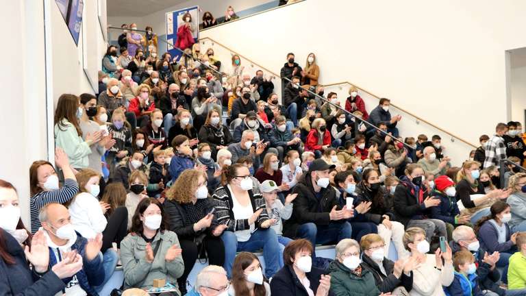 28563637-die-besucher-der-benefizveranstaltung-oberschule-sparten-nicht-mit-beifall-und-an-spenden-fuer-fluechtlinge-2C70