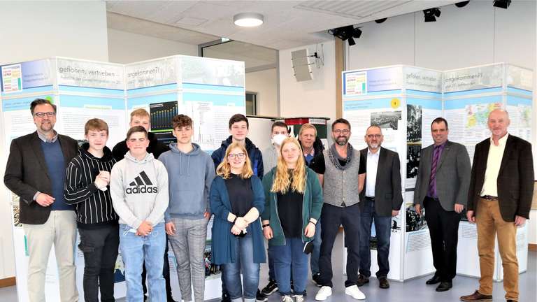 28739094-um-flucht-vertreibung-und-gewaltmigration-dreht-sich-die-ausstellung-die-jetzt-in-der-oberschule-langwedel-eroeffnet-wurde-n70