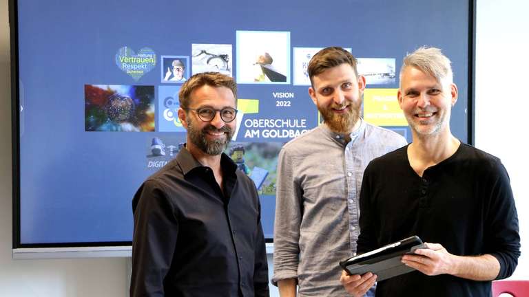 28763437-einen-schritt-in-die-zukunft-und-wichtige-hinweise-fuer-die-ganze-schule-versprechen-sich-rolf-bartels-daniel-noltemeyer-und-andreas-kowalzik-li-von-y70