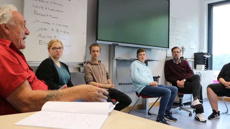 29846099-der-volkstrauertag-in-daverden-soll-moderner-werden-dazu-gab-es-ein-planungstreffen-in-der-oberschule-3y70