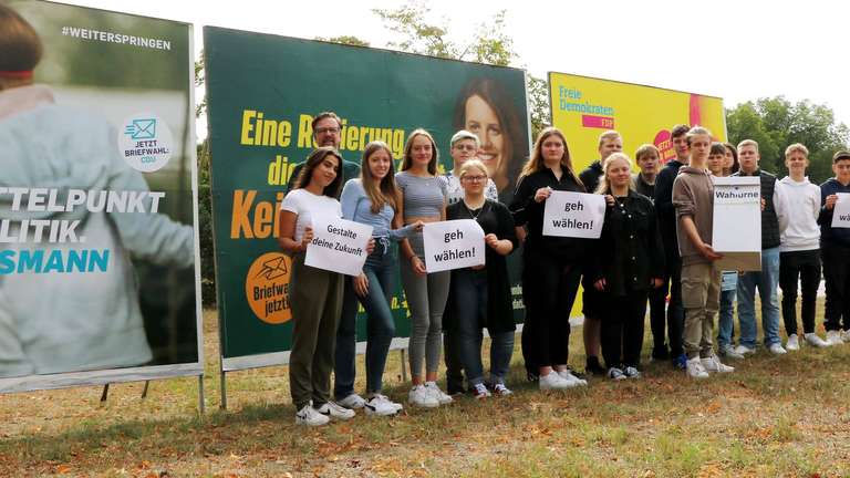 29896585-vor-ihrer-schule-stehen-die-grossen-wahlplakate-sie-stehen-vor-der-parteienwerbung-das-organisationsteam-der-juniorwahl-an-der-oberschule-langwedel-1g70
