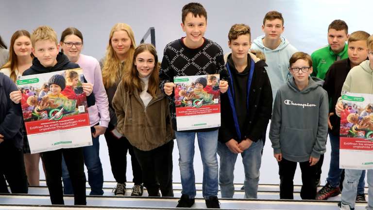 30199137-am-mittwochmorgen-zogen-diese-oberschuelerinnen-und-oberschueler-mit-plakaten-und-flyern-los-damit-war-der-startschuss-fuer-die-aktion-weihnachten-im-3070