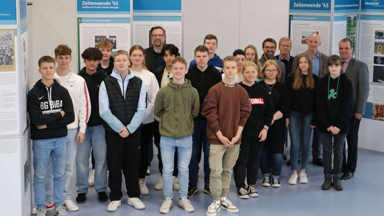 30237571-zeitenwende-45-lautet-der-titel-der-schau-die-die-schueler-der-10a-an-die-oberschule-in-langwedel-geholt-haben-hier-mit-dem-gsw-fachbereichsleiter-2J70