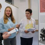 30237572 bilder die zur diskussion anregen oberschueler der 10a hier leon meyer manja felsch und josef uyar suchen anhand der arbeitsblaetter nach antworten d70