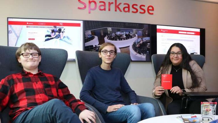 33851925-da-kann-man-sich-schon-mal-entspannt-zuruecklehnen-niklas-loth-und-fabian-beyer-haben-das-boersenplanspiel-gewonnen-merjam-mohamad-von-der-sparkasse-2j70