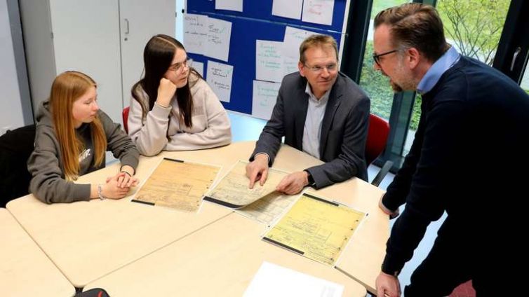 34433092-die-vergroesserten-personenkarten-von-drei-in-daverden-als-unbekannt-beigesetzten-kriegsgefangenen-bekam-andreas-brandt-von-mara-behnken-lara-bordfeld-2V70