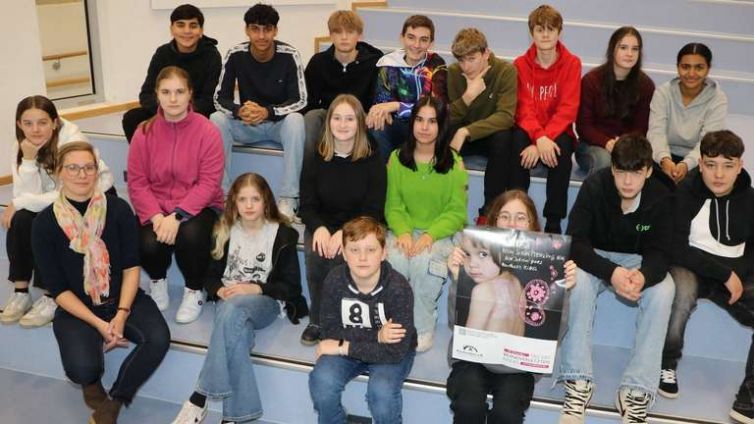 36472209-die-o8a-mit-lehrerin-julia-grams-vorn-hat-spenden-fuer-brandverletzte-kinder-gesammelt-wenck-Z70