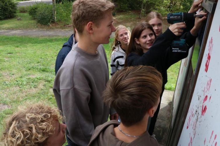 39788957-mit-vereinten-kraeften-wurden-von-den-langwedeler-oberschuelern-die-bilder-und-die-tafel-angebracht-NP73