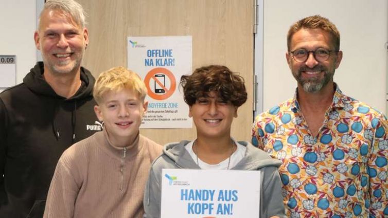 39828461-andreas-kowalzik-und-schulleiter-rolf-bartels-stehen-hinter-der-neuen-handyordnung-bei-deren-entstehen-wurden-die-schueler-hier-ihre-aktuellen-2C70